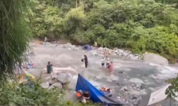 山洪暴发视频,视频记录惊险一幕