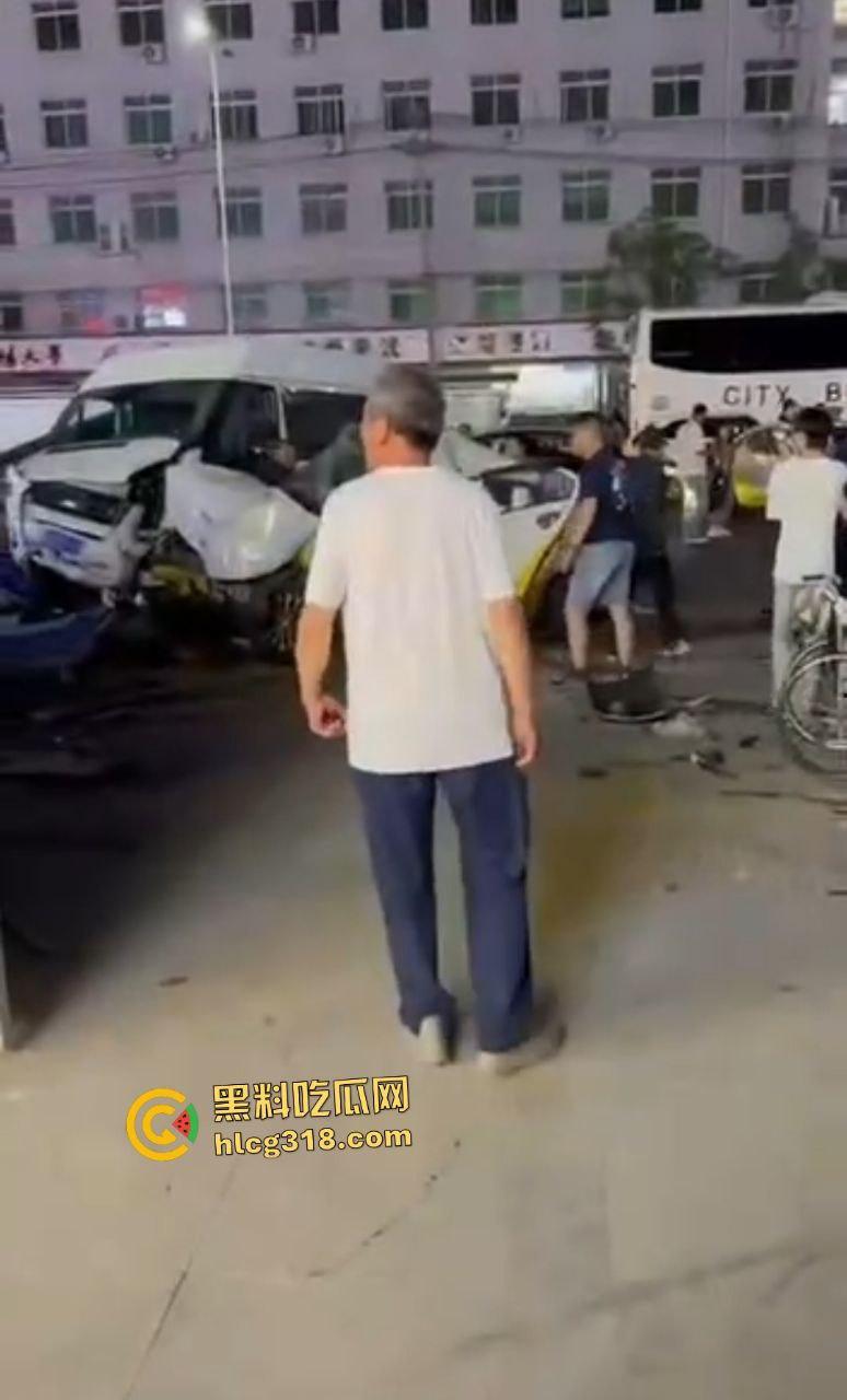 沈阳公交司机因被大学生拒绝暴怒撞人！行人飞摔血溅路面，车毁人亡如保龄球！-4