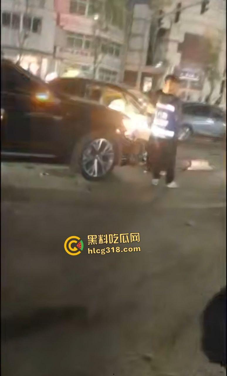 沈阳公交司机因被大学生拒绝暴怒撞人！行人飞摔血溅路面，车毁人亡如保龄球！-7