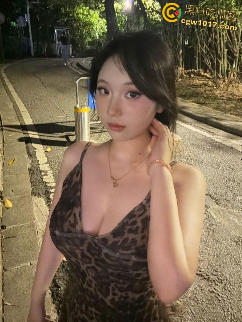 广西桂林精神小妹【冯诗瑶】，黑丝连体情趣制服女上骑乘，口交吞屌多体位激情爆操，娇喘淫荡白浆流淌！-2