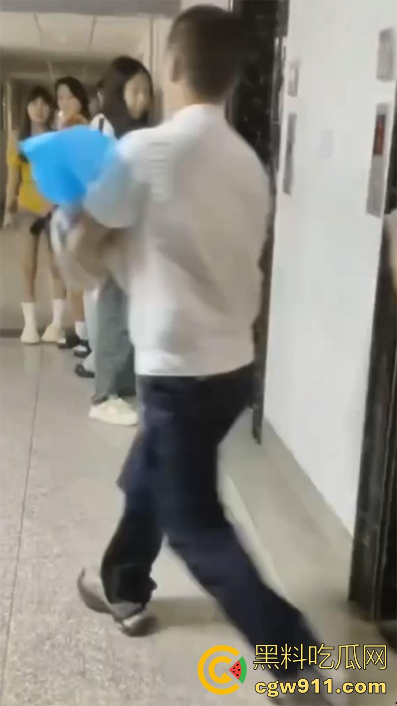 甘肃农业职业技术学院，女大学生宿舍分娩，遭大出血以及送医，做爱欢乐多，生子险送命啊！-3