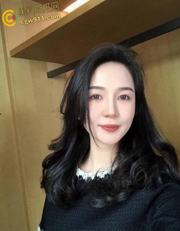 趁妹妹不在家，大姨子穿真空旗袍勾引妹夫，厕所主动跪地口交，镜前后入无套，骑乘内射骚穴 ！-1