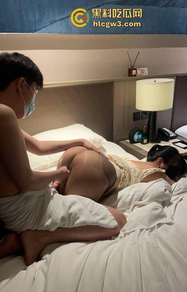 杭州骚逼夫妻『小肥羊不是羊炸』翻天 绿帽老公亲手推妻送操 蒙眼换人3P轮流爆 一家人就是要整整齐齐！-16