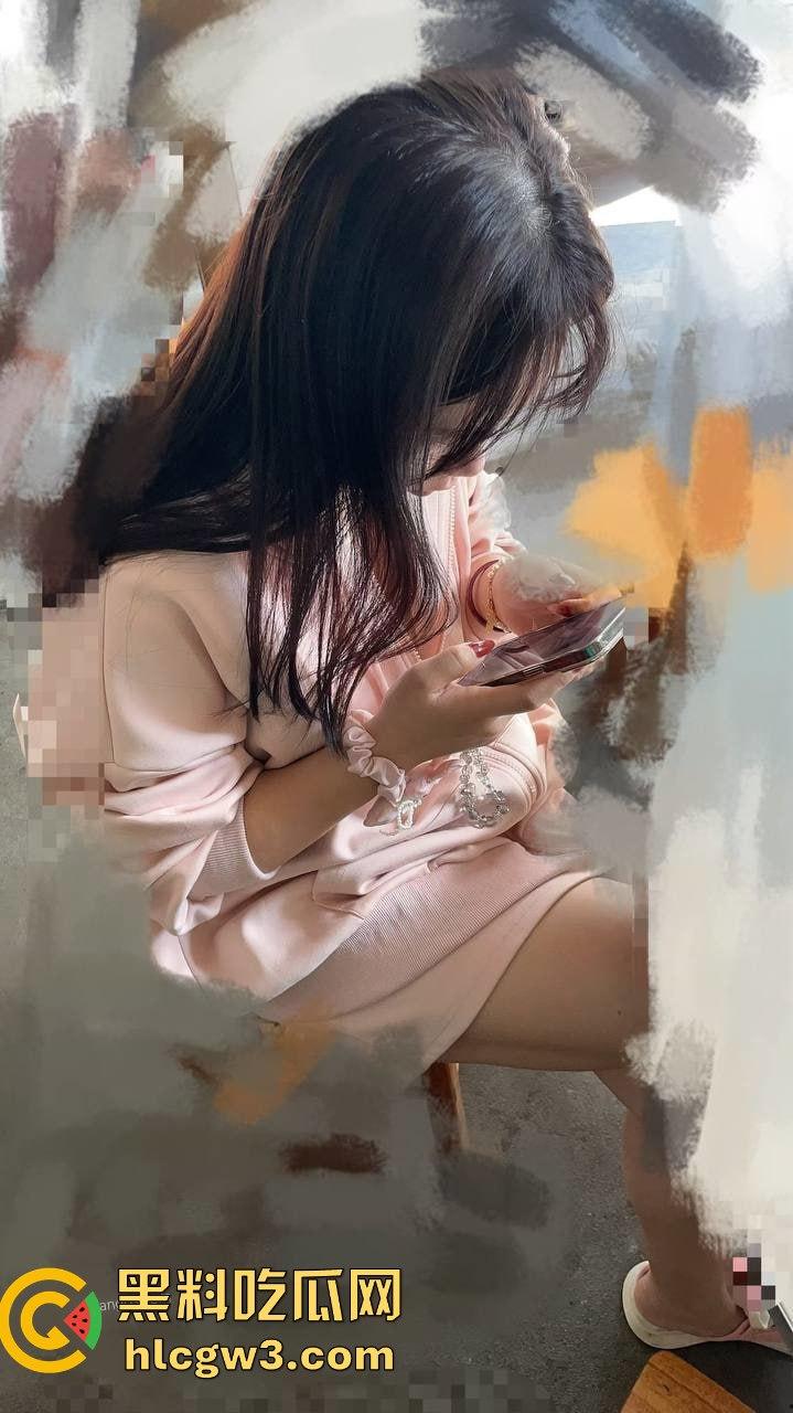 杭州骚逼夫妻『小肥羊不是羊炸』翻天 绿帽老公亲手推妻送操 蒙眼换人3P轮流爆 一家人就是要整整齐齐！-29