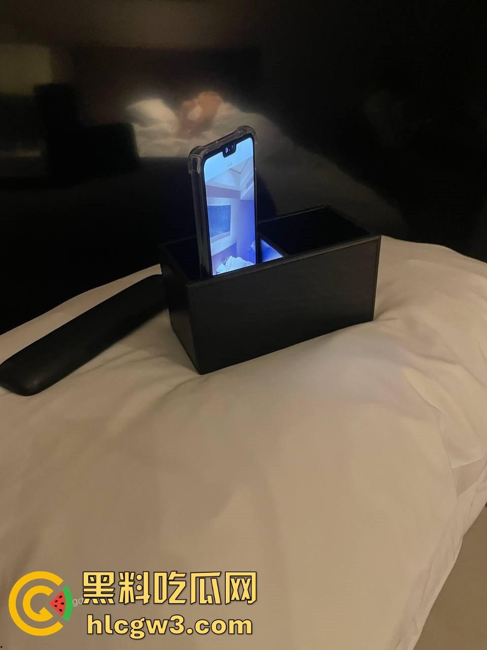 杭州骚逼夫妻『小肥羊不是羊炸』翻天 绿帽老公亲手推妻送操 蒙眼换人3P轮流爆 一家人就是要整整齐齐！-33