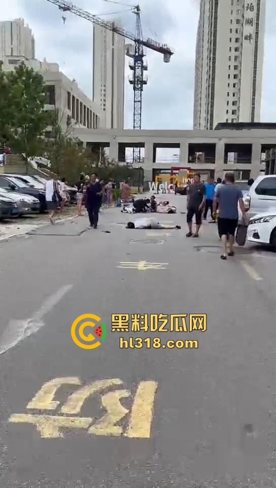 辽宁女司机大屠杀！把油门当刹车，在下班时间直接把一连把差不多5人团灭，现场哀鸿遍野！-4