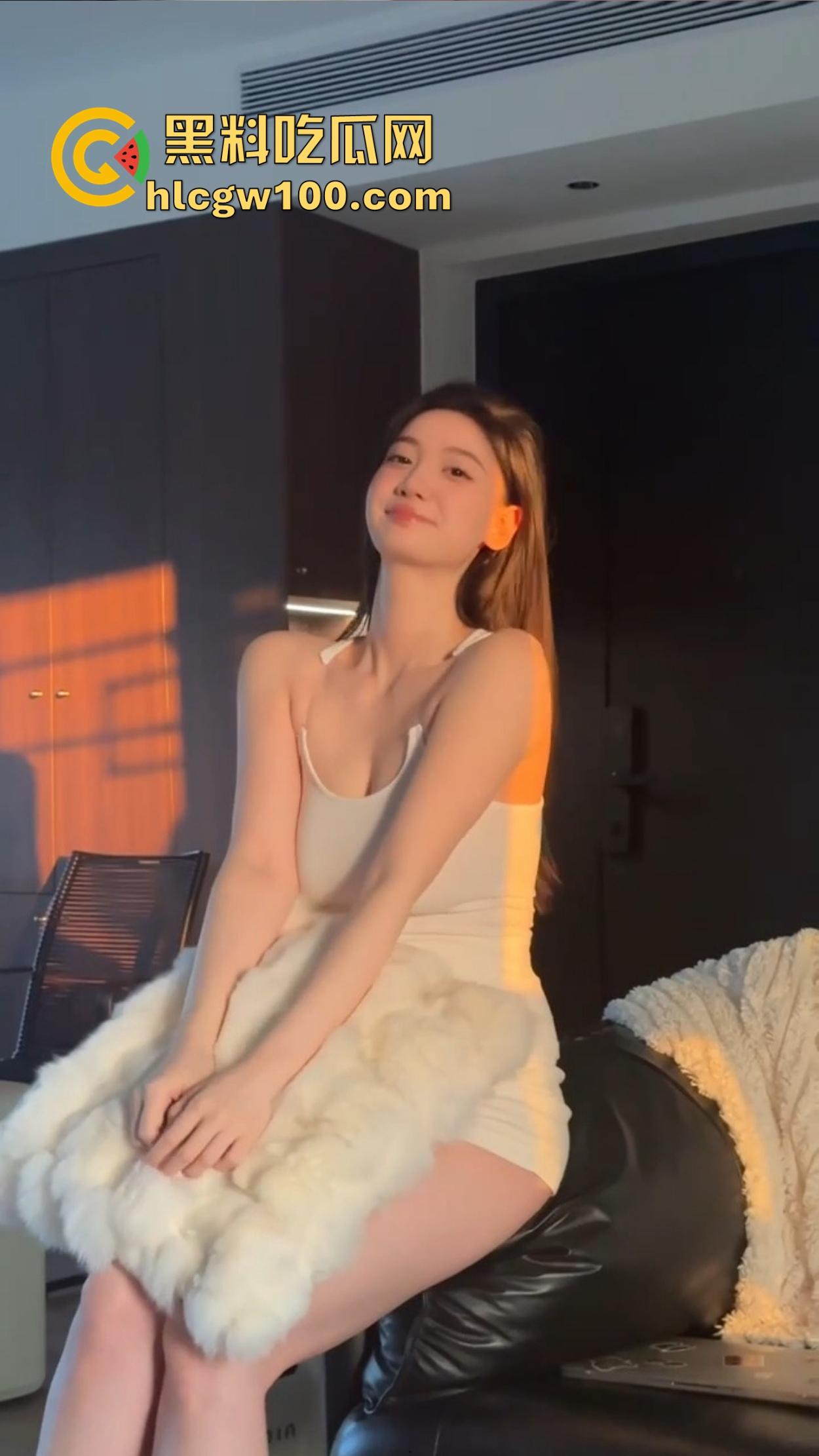 广州大学新闻与传播学院极品校花，渣男曝光超美粉鲍顶级肥臀，堪称天生性交名器，颜值身材全拉满！-7