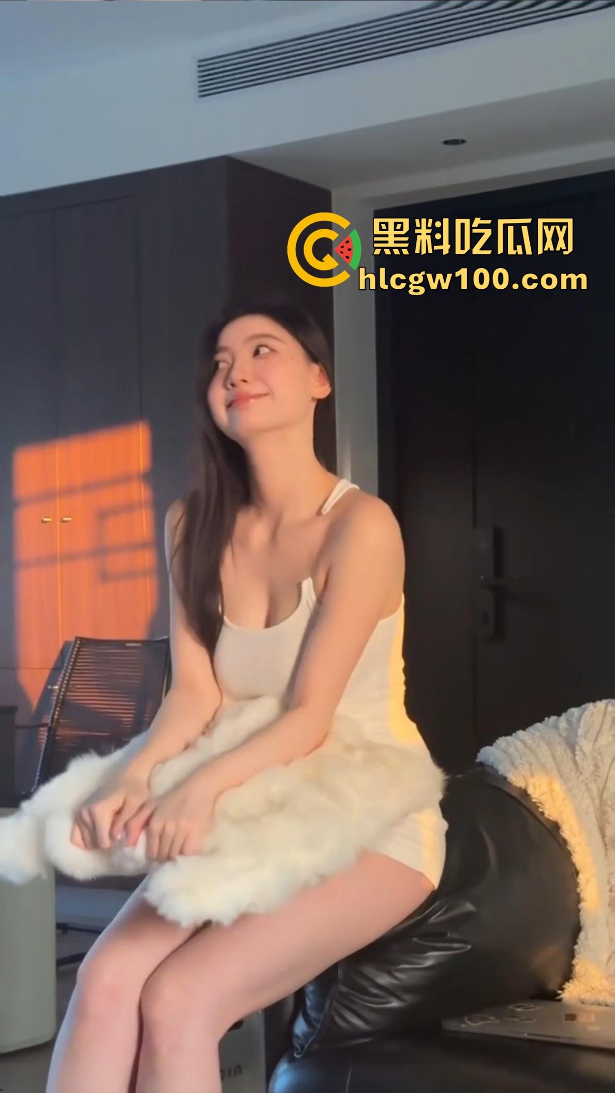 广州大学新闻与传播学院极品校花，渣男曝光超美粉鲍顶级肥臀，堪称天生性交名器，颜值身材全拉满！-8