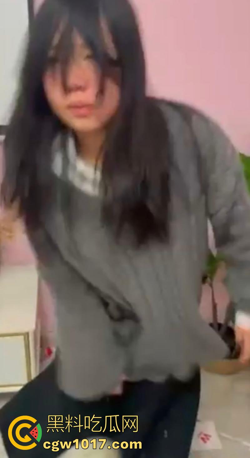 霸凌殴打巨乳肥臀骚妹，竟强迫其跟她叔做爱，江苏无锡00后霸凌事件，一群人扇耳光暴打，最后还被叔叔操，真是畜生啊！-2